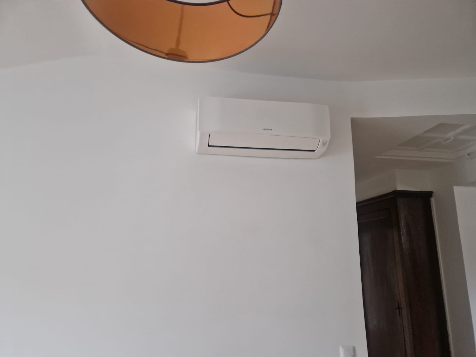 Climatisation réversible installée dans un appartement par Ecosphere Habitat